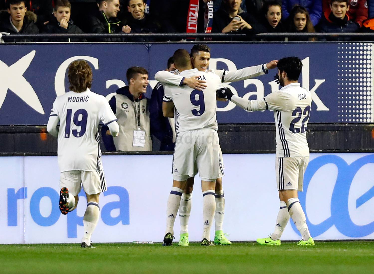 C4akElSWIAAbQHF.jpg:large