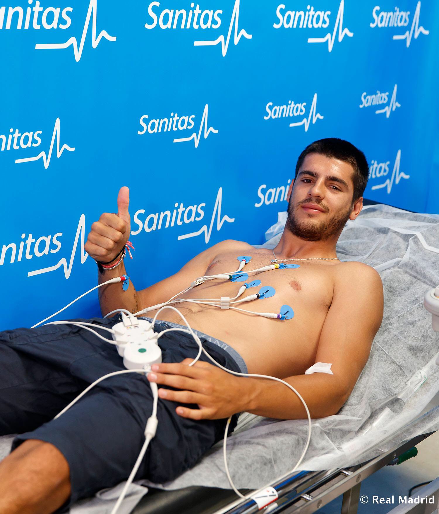 CnzSYjFW8AAH-lR.jpg:large