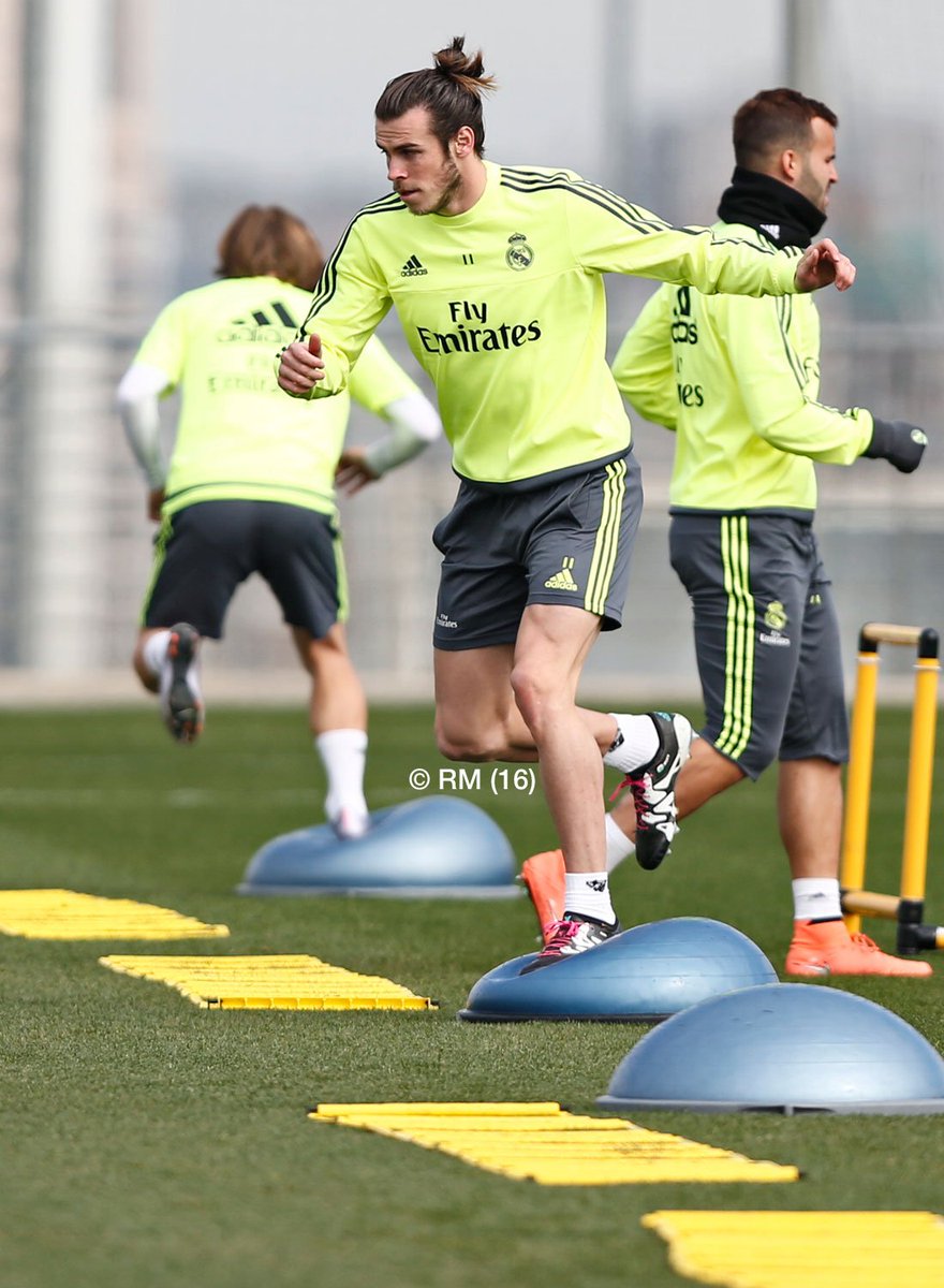 Cd1Vy_5W4AEtosY.jpg