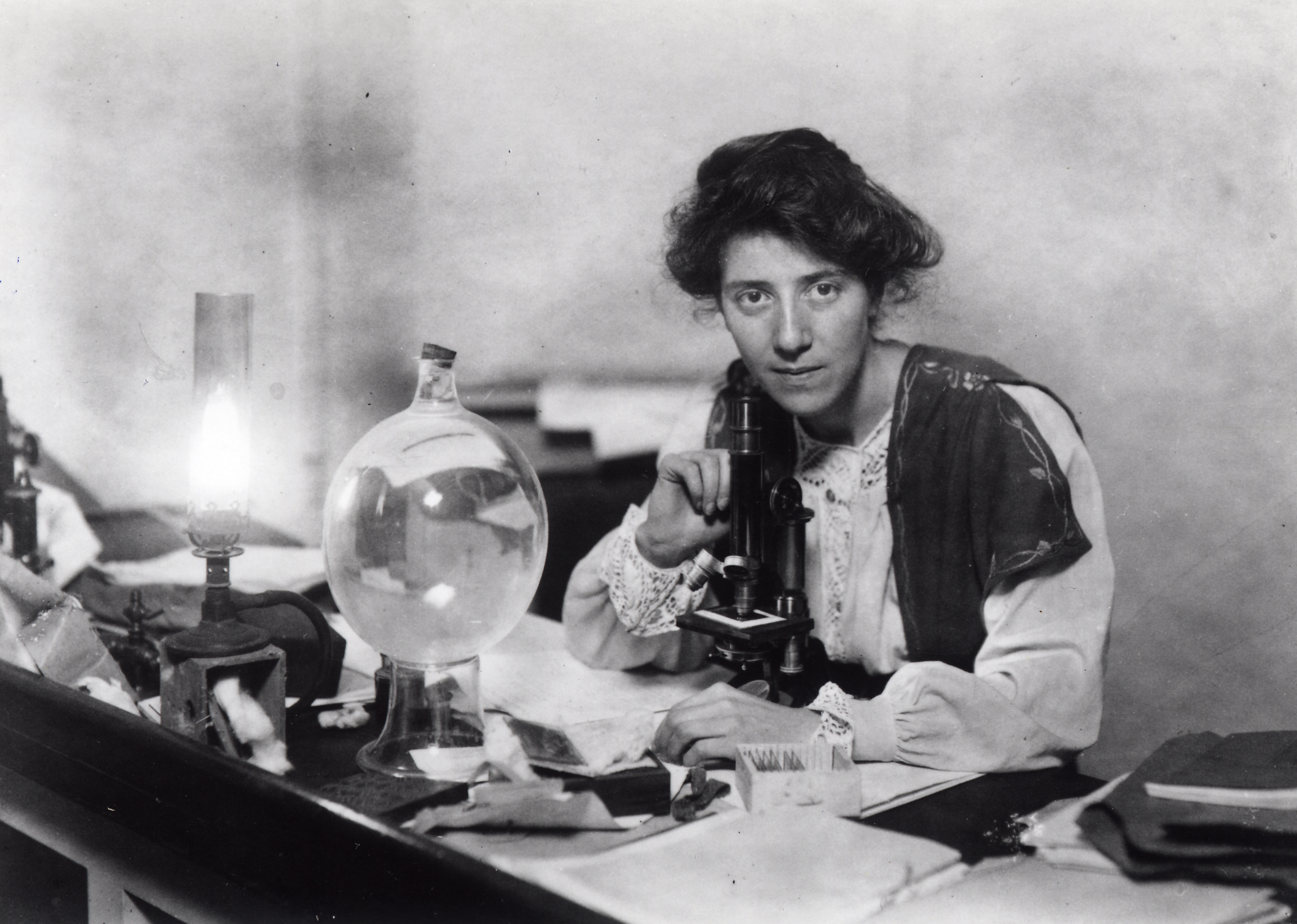 Marie_Stopes_in_her_laboratory,_1904.jpg