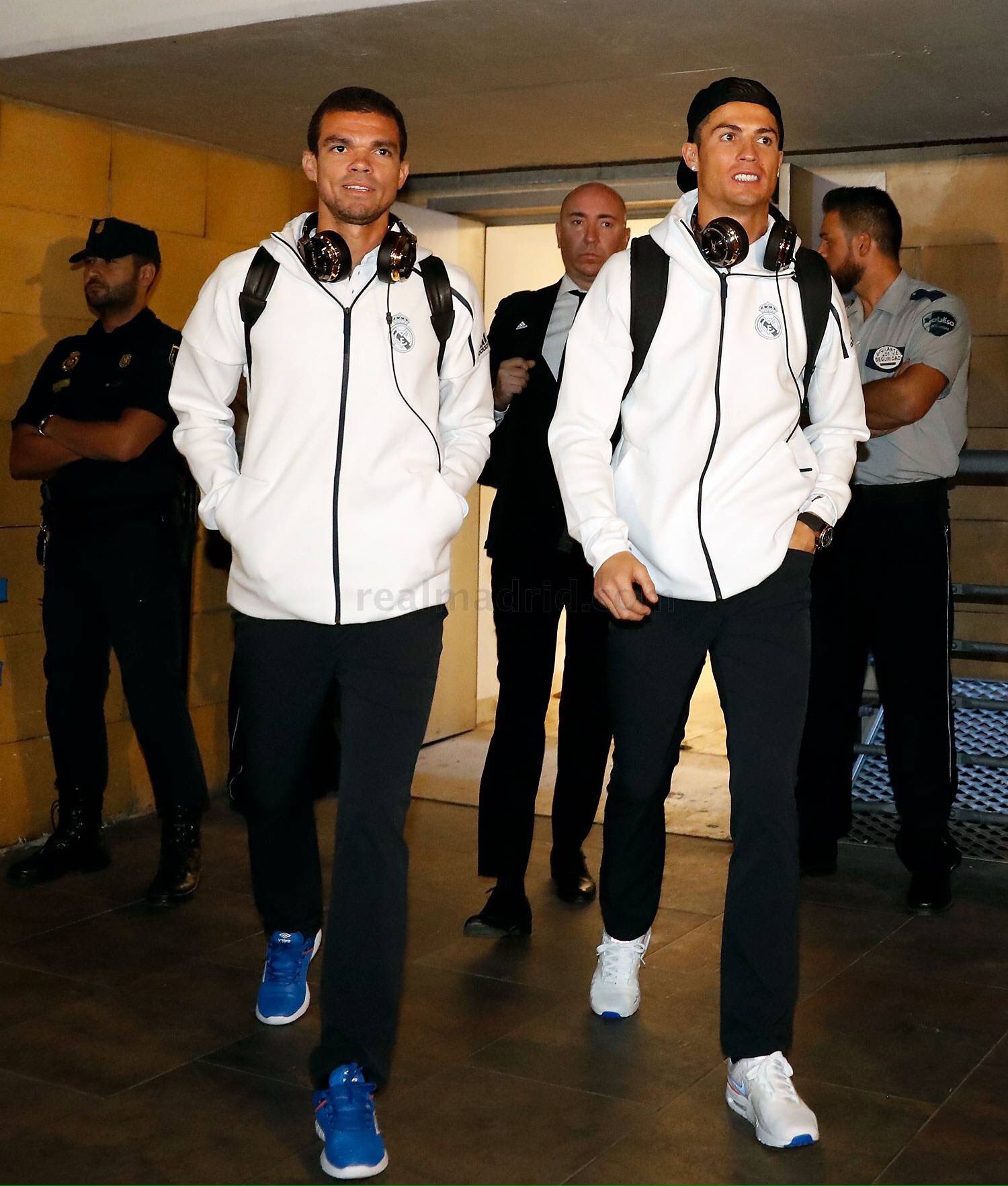 CuzaWVlWgAAER0N.jpg:large