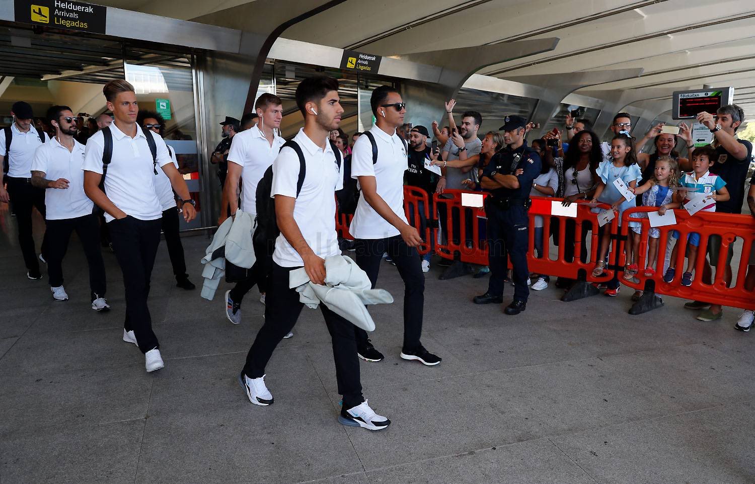 DnIa4kSW0AAsmFS.jpg:large