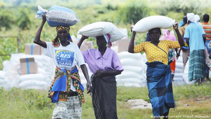 Simbabwe | Verteilung von Hilfsgütern des Welternährungsprogramms der UN in Mudzi (picture-alliance/AP Photo/T. Mukwazhi) Simbabwe | Verteilung von Hilfsgütern des Welternährungsprogramms der UN in Mudzi (picture-alliance/AP Photo/T. Mukwazhi)