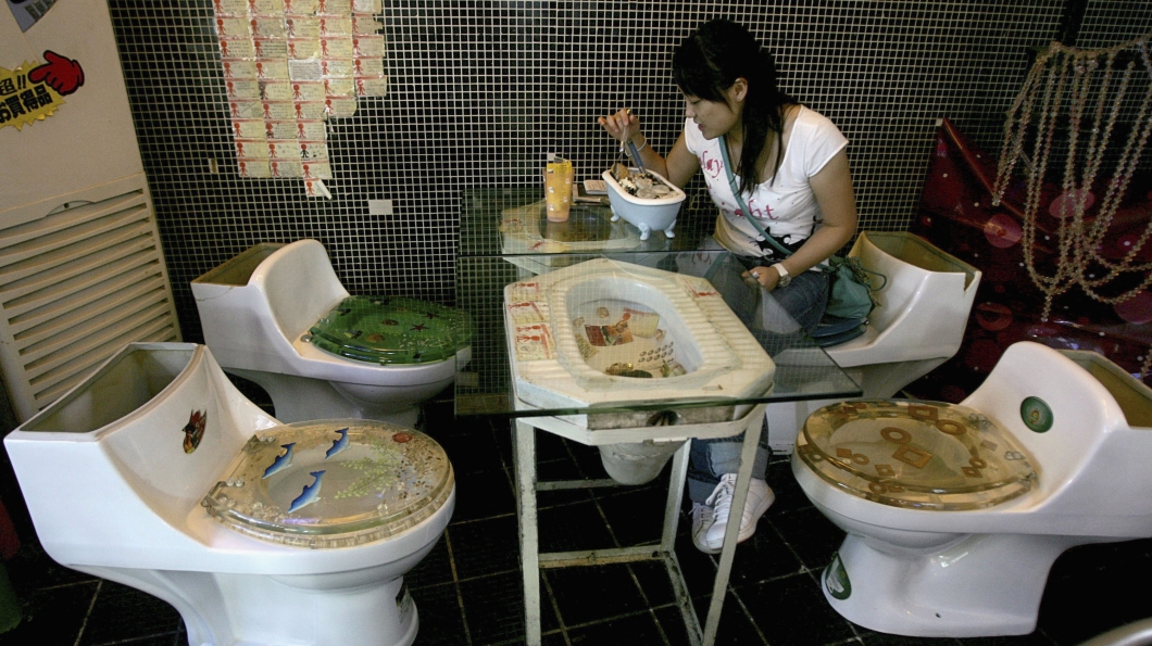 toilet-theme-restaurant-P.jpeg