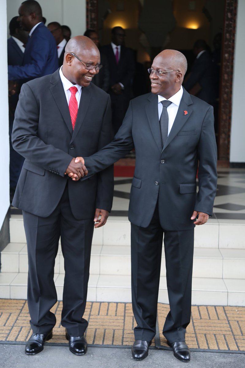 Haki Ngowi Twitterren: 📷:Rais Dkt. @MagufuliJP akimpongeza baada ya  kumuapisha Msalika Robert Makungu kuwa Katibu Tawala wa Mkoa wa Tabora  kwenye hafla ndogo iliyofanyika Ikulu jijini Dar es salaam leo  https://t.co/eC3LOQACzO /