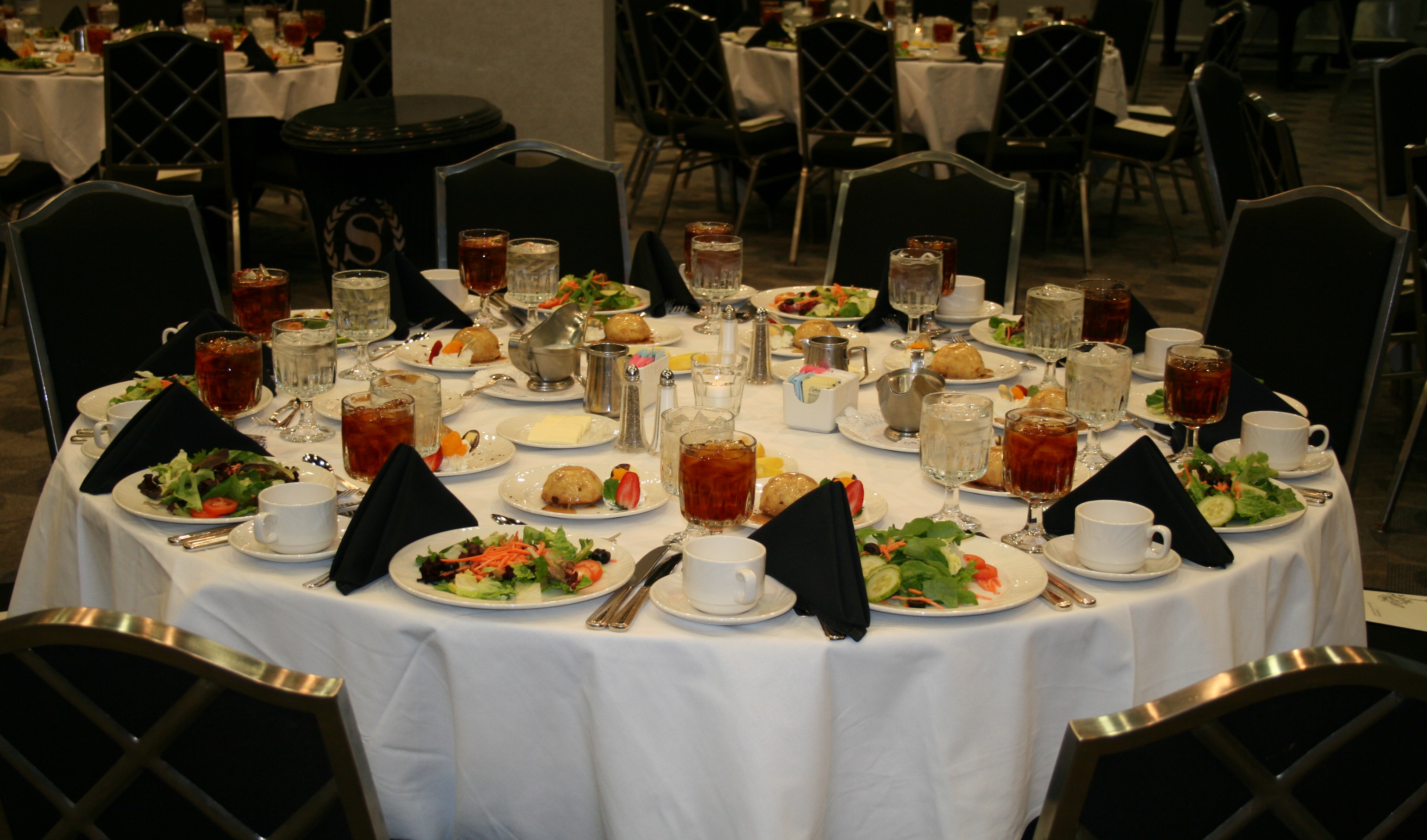 Luncheon_table.jpg