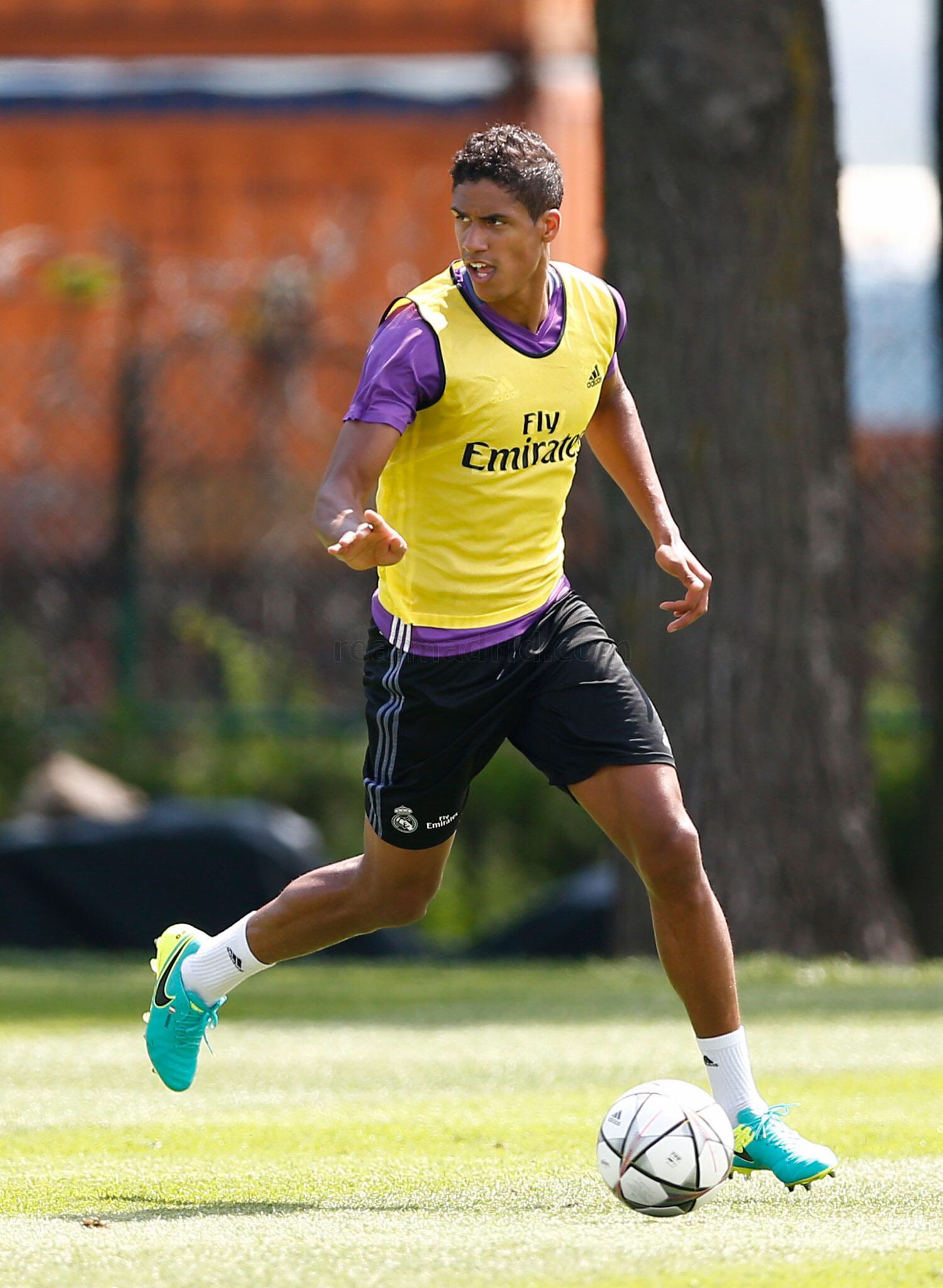 Cn-9rfAWAAABaGh.jpg:large