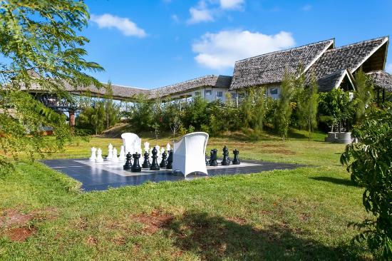 giraffe-ark-game-lodge.jpg