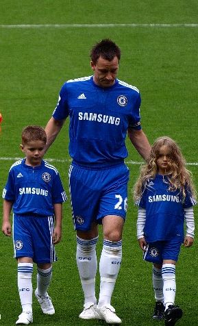 John_Terry_with_mascots.jpg