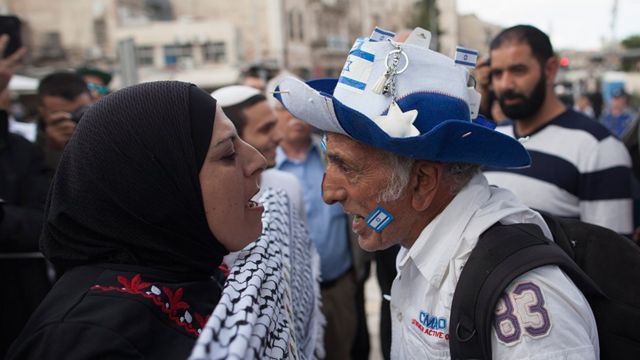 Mkaazi wa Palestina na mwenzake wa Israel wakikaripiana