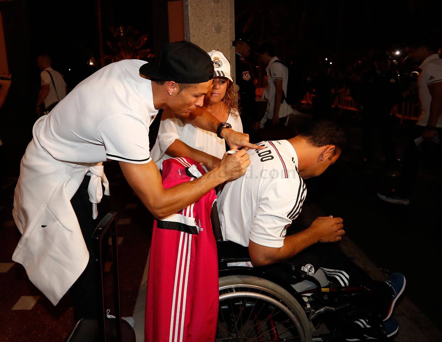 CtEeve0XgAAh4pN.jpg:large