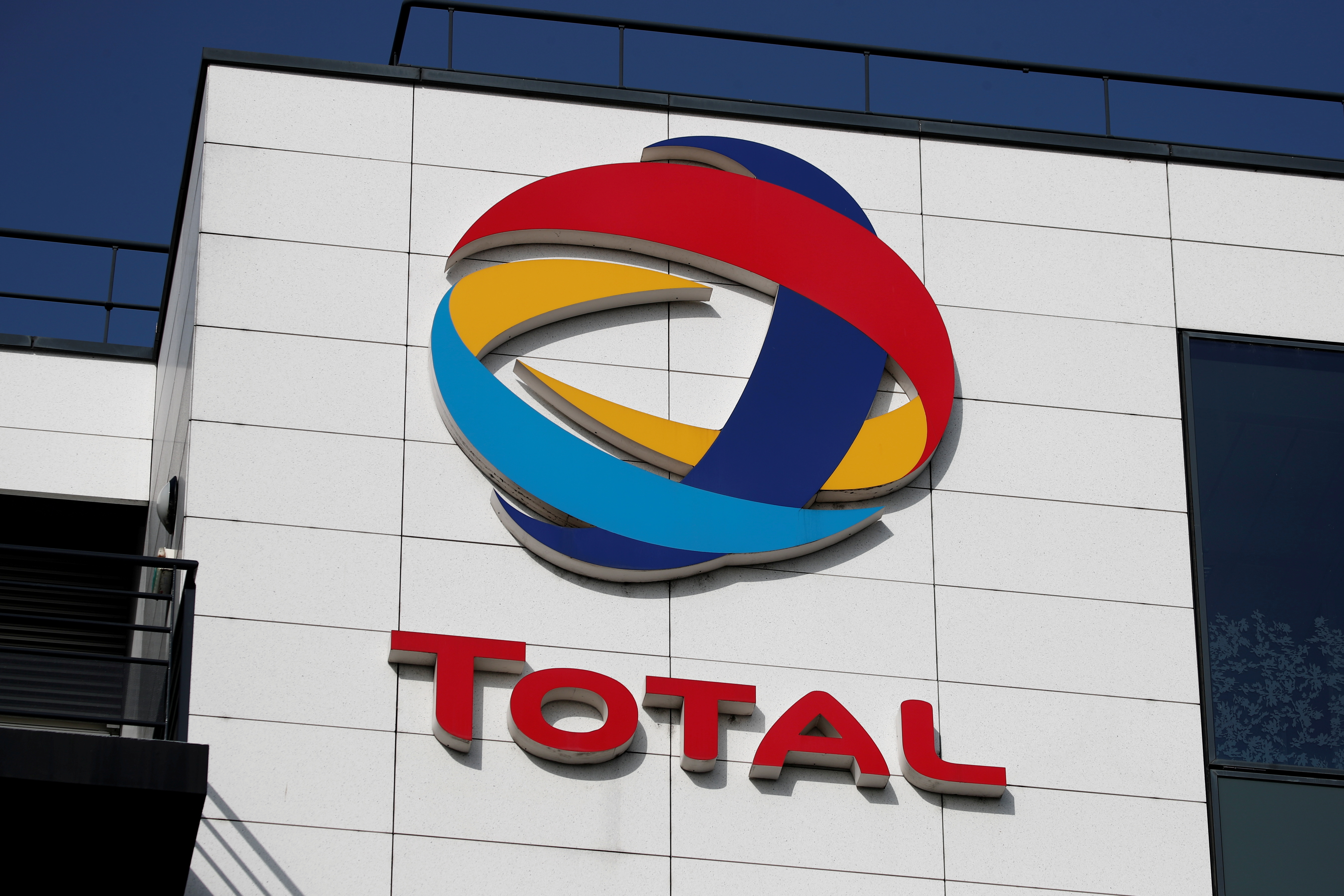The logo of French oil and gas company Total is seen in Rueil-Malmaison, near Paris, France, March 2, 2021. REUTERS/Benoit Tessier/File Photo