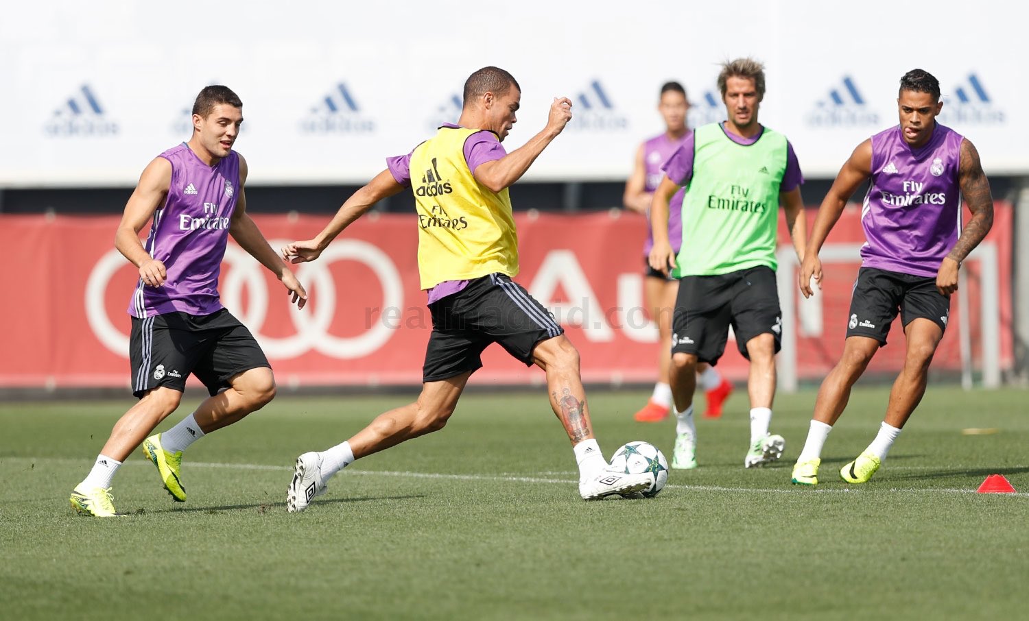 CsJw6K3WYAEFhos.jpg:large