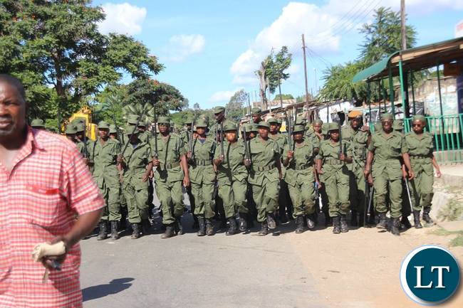 Zambia-Police-officers-move-in.jpg