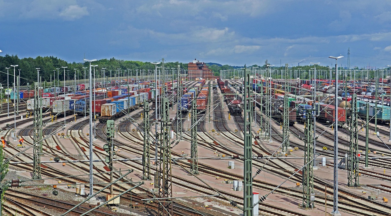 marshalling-yard-2417461_1280.jpg