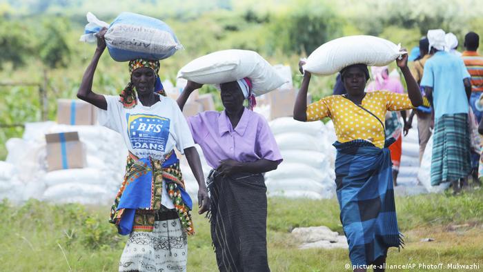 Simbabwe | Verteilung von Hilfsgütern des Welternährungsprogramms der UN in Mudzi (picture-alliance/AP Photo/T. Mukwazhi)