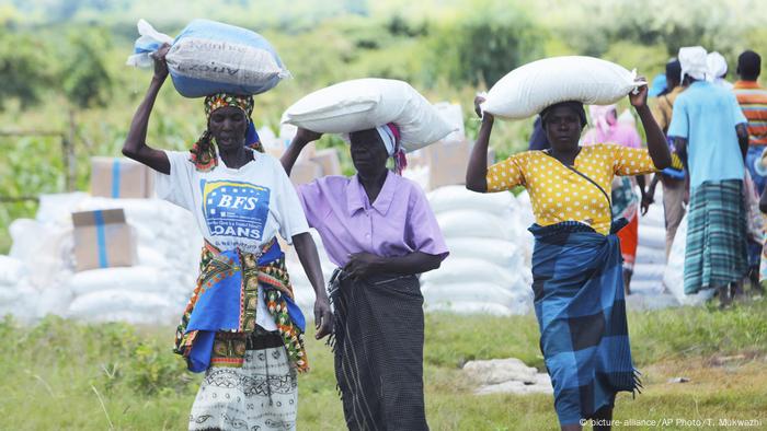 Simbabwe | Verteilung von Hilfsgütern des Welternährungsprogramms der UN in Mudzi (picture-alliance/AP Photo/T. Mukwazhi)