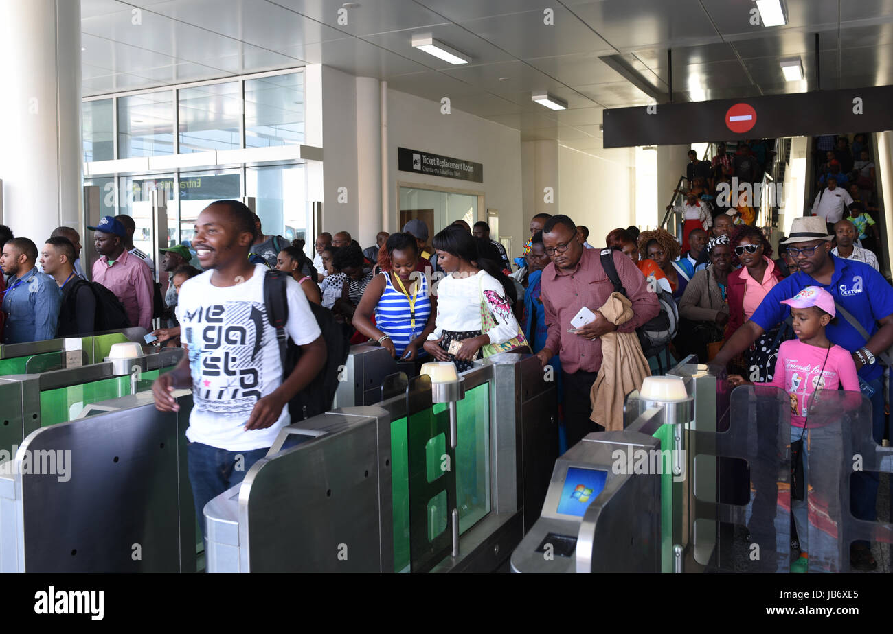 mombasa-9-de-junio-de-2017-dejar-pasajeros-mombasa-terminus-delmombasa-nairobi-ferrocarriles-de-trocha-estandar-sgr-en-kenyael-9-de-junio-de-2017-casi-12000-pasajeros-habian-viajado-en-el-recien-lanzado-ferrocarriles-de-trocha-estandar-sgr-que-une-la-ciudad-portuaria-de-mombasa-kenya-con-su-capital-nairobi-en-la-semana-que-termino-el-miercoles-dijo-el-jueves-el-operador-el-ferrocarril-a-480-kilometros-de-linea-que-arranco-el-servicio-de-pasajeros-el-1-de-junio-esta-operando-con-trenes-regulares-de-pasajeros-desde-nairobi-y-mombasa-funcionando-sobre-una-base-diaria-credito-li-baishunxinhuaalamy-live-news-jb6xe5.jpg