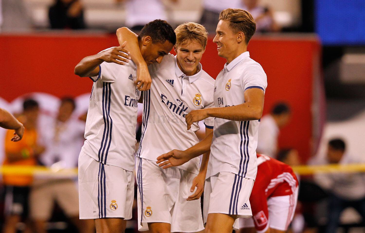 CpAIKNWVMAE_Vqg.jpg:large