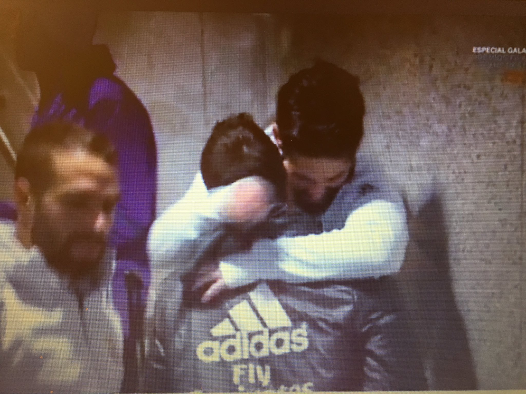 C1kPWKlW8AAx2-K.jpg:large