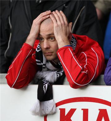 Fan-hands-on-head.jpg