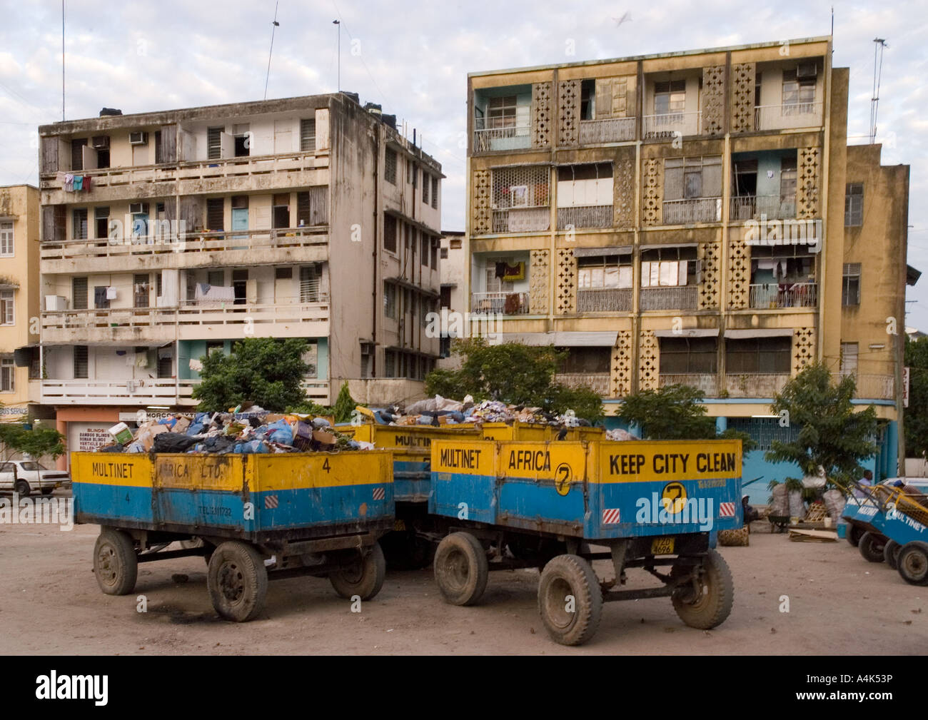 garbage-collection-dar-es-salaam-tanzania-A4K53P.jpg
