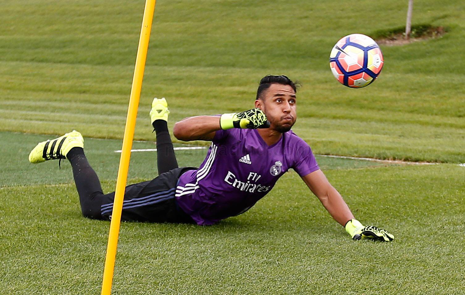 CnqZBKRWcAEO6FG.jpg:large