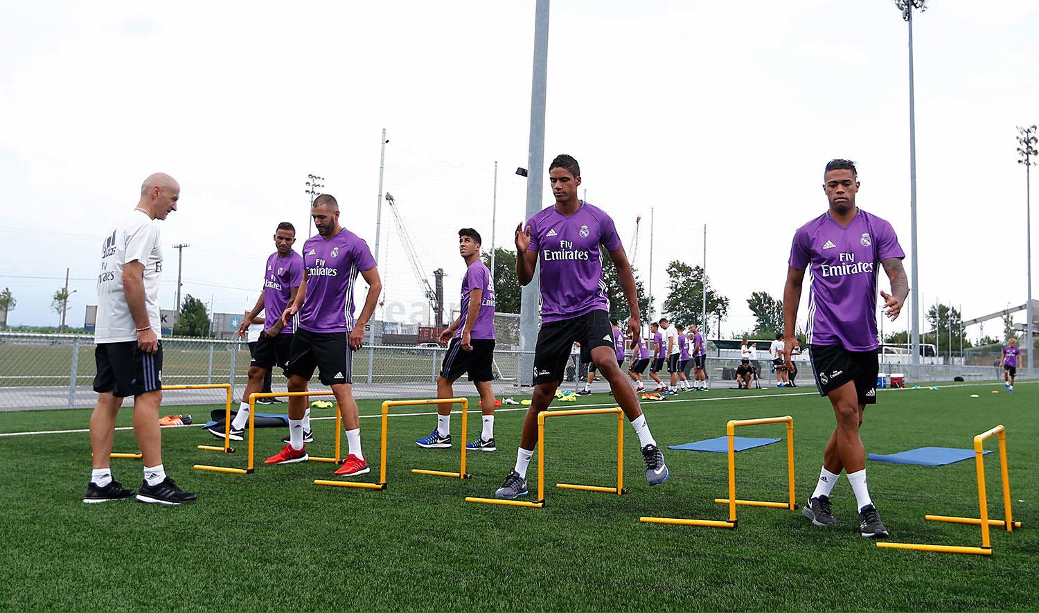 CnqYylwXYAAb0N0.jpg:large