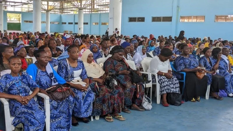 Baadhi ya wanachama wa Chama cha Wajane wakimsikiliza Waziri wa Maendeleo ya Jamii, Jinsia,Wanawake na Makundi Maalum, Dk Doroth  Gwajima wakati akizindua chama hicho tawi la Dar es Salaam. 