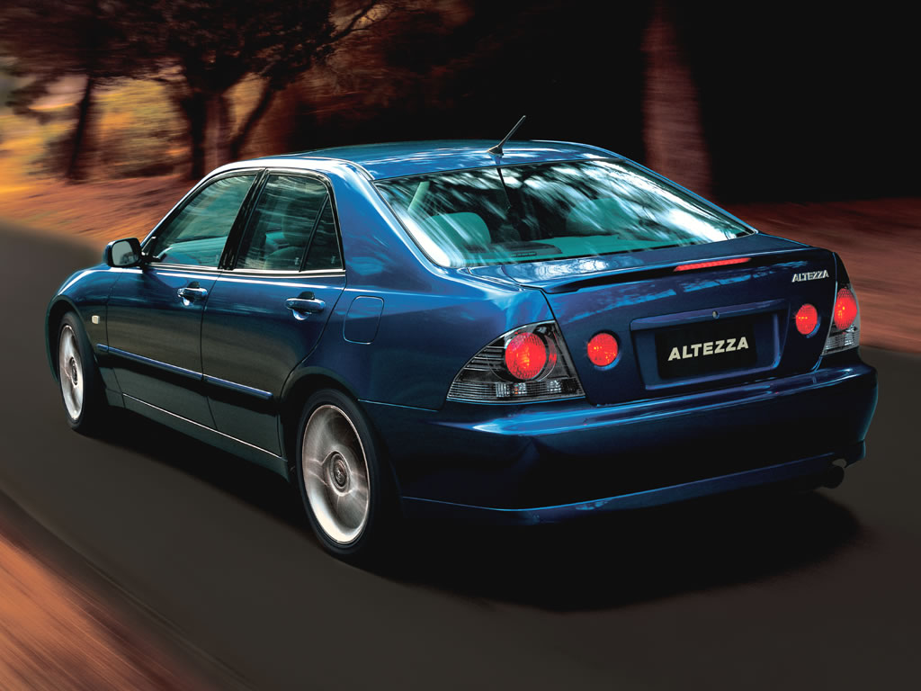 toyota-altezza-09.jpg