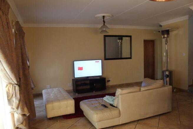 House-For-Sale-in-HEATHERVIEW.jpg
