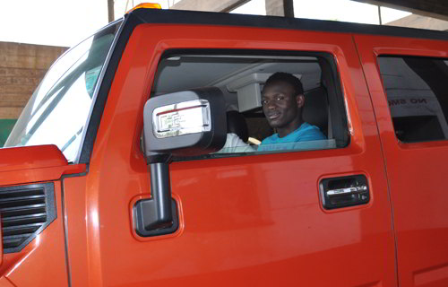 victormugabeinhummer.jpg