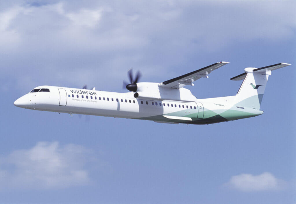 Widerøe Dash 8 Q400 in flight