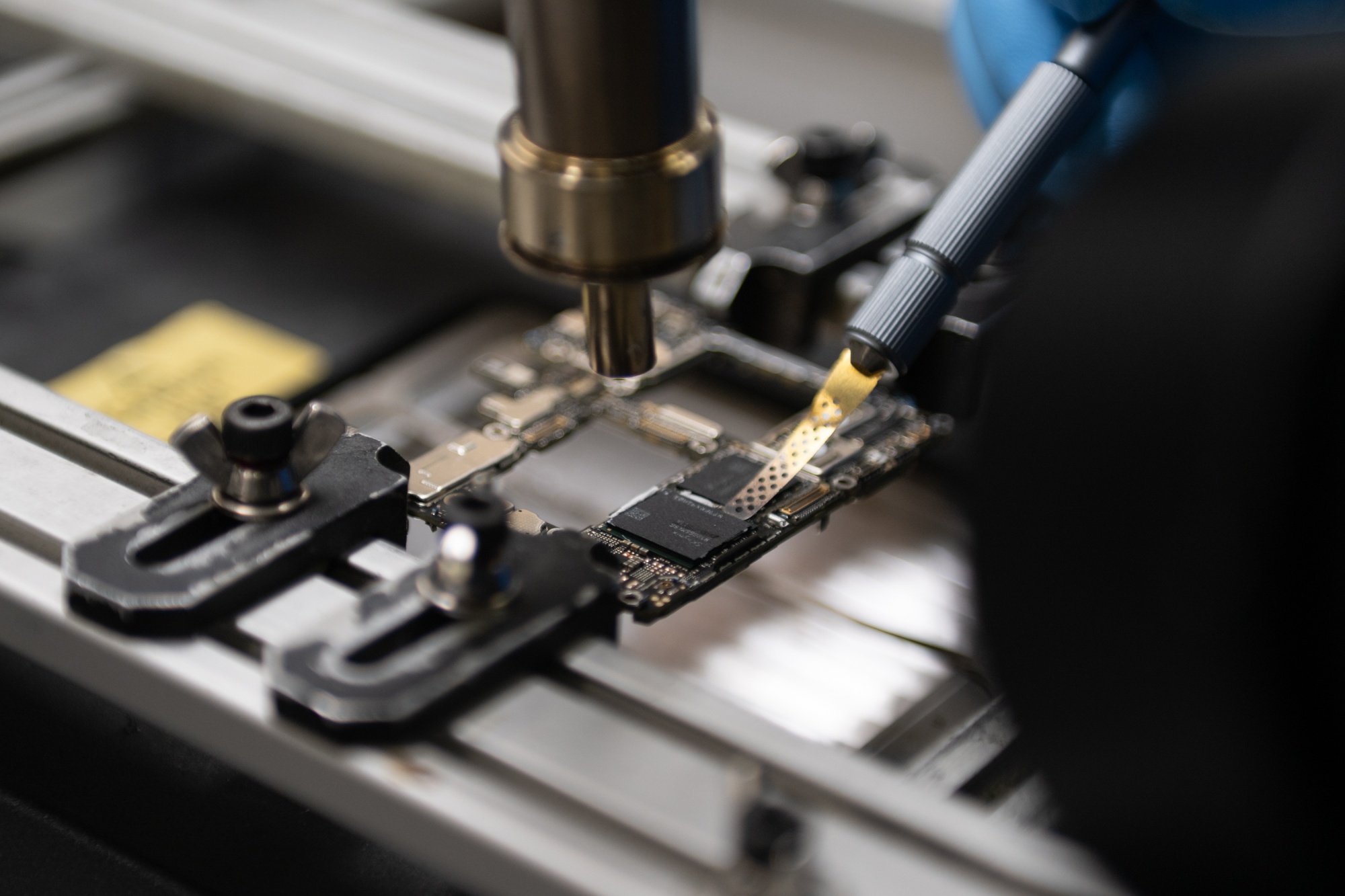 Huawei Teardown Shows Chip Breakthrough in Blow to US Sanctions