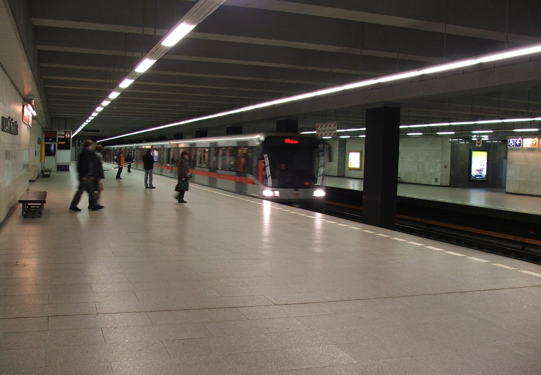 Hlavni_nadrazi_metro_C6018.JPG