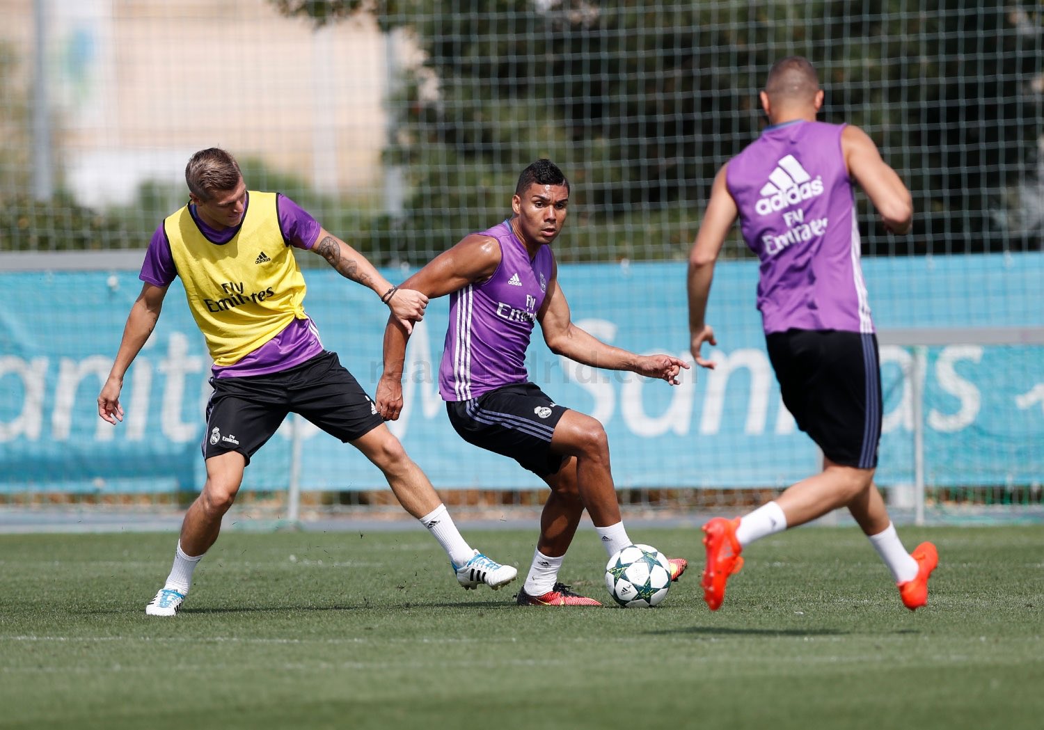 CsJyR2AWYAAHs_9.jpg:large