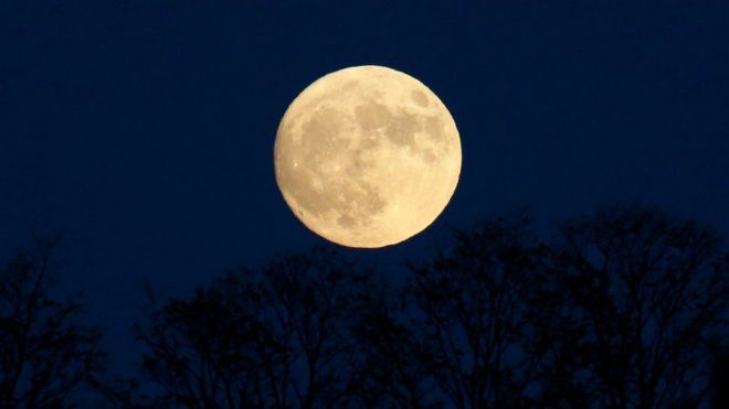 _92426725_supermoon.jpg
