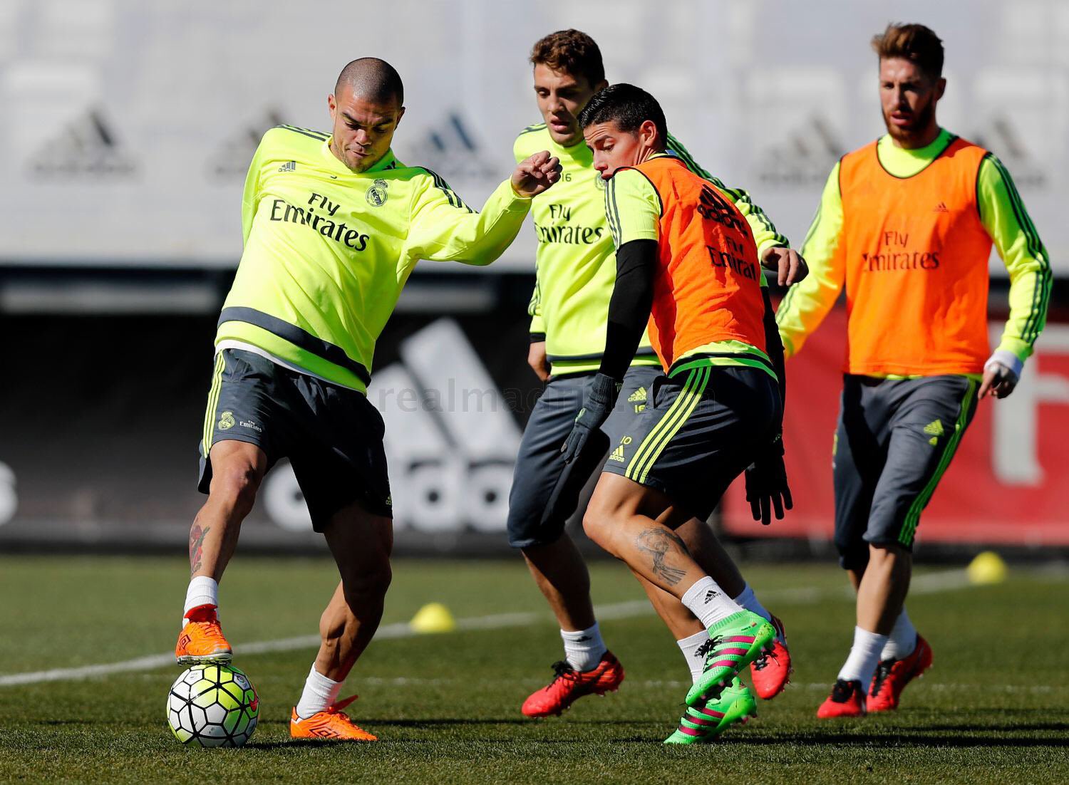 CdRHaLyWoAELvf3.jpg:large