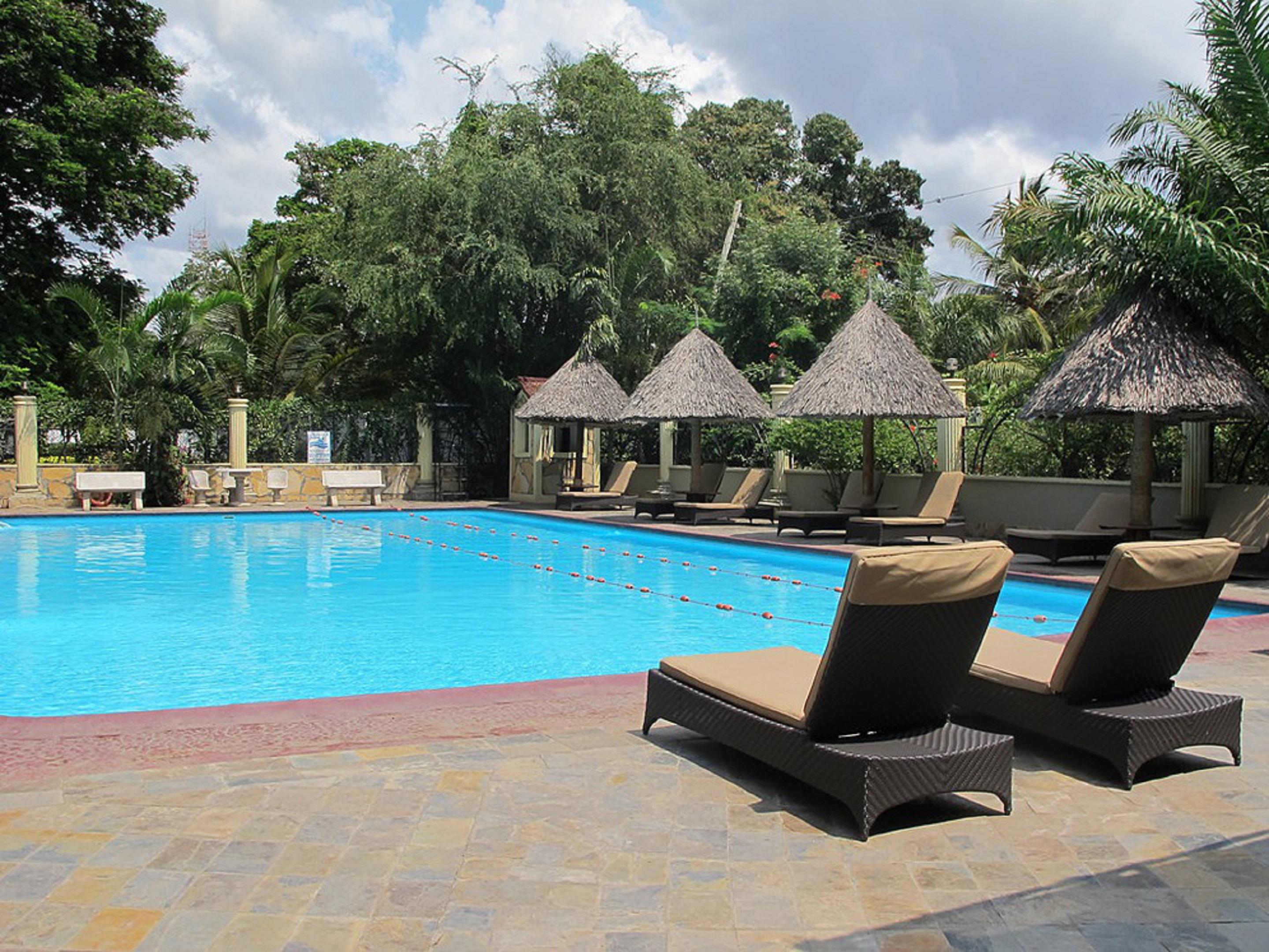 outdoor-pool.jpg
