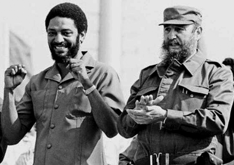 Maurice Askofu na Fidel Castro katika mkutano wa Siku ya Mei 1980 huko Cuba. Castro alisema Mapinduzi ya Grenada yalikuwa ishara ya kweli ya uhuru na maendeleo katika Karibiani inayostahili kuungwa mkono.