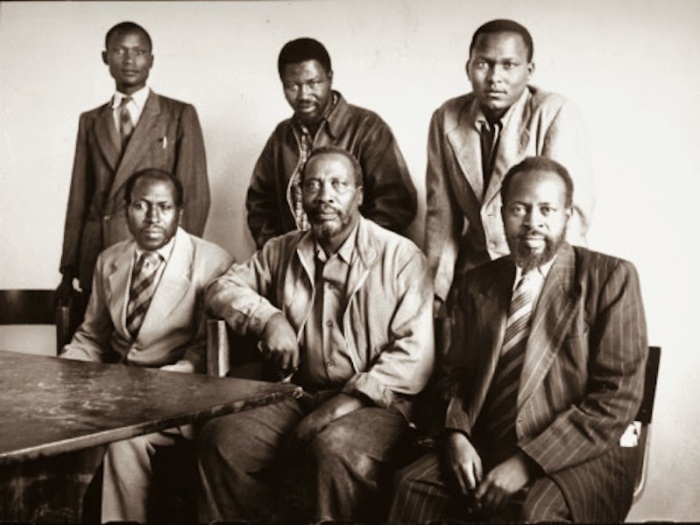 36-alfred-eisenstaedt-kenya-story-mau-mau-leader-jomo-kenyatta-posing-with-five-of-his-staff-members-during-trial.jpg