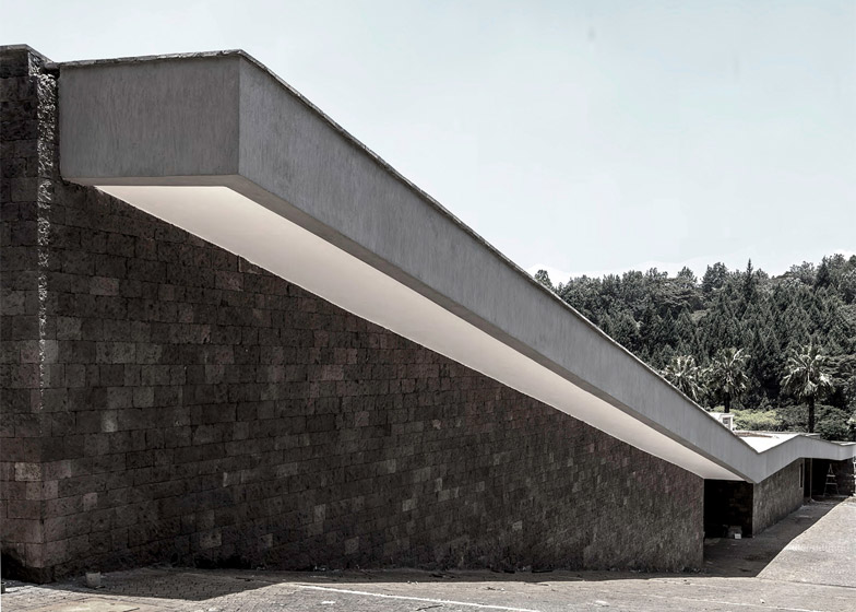 Lost-Villa-by-Jonathan-Woolf-Architects_dezeen_784_2.jpg