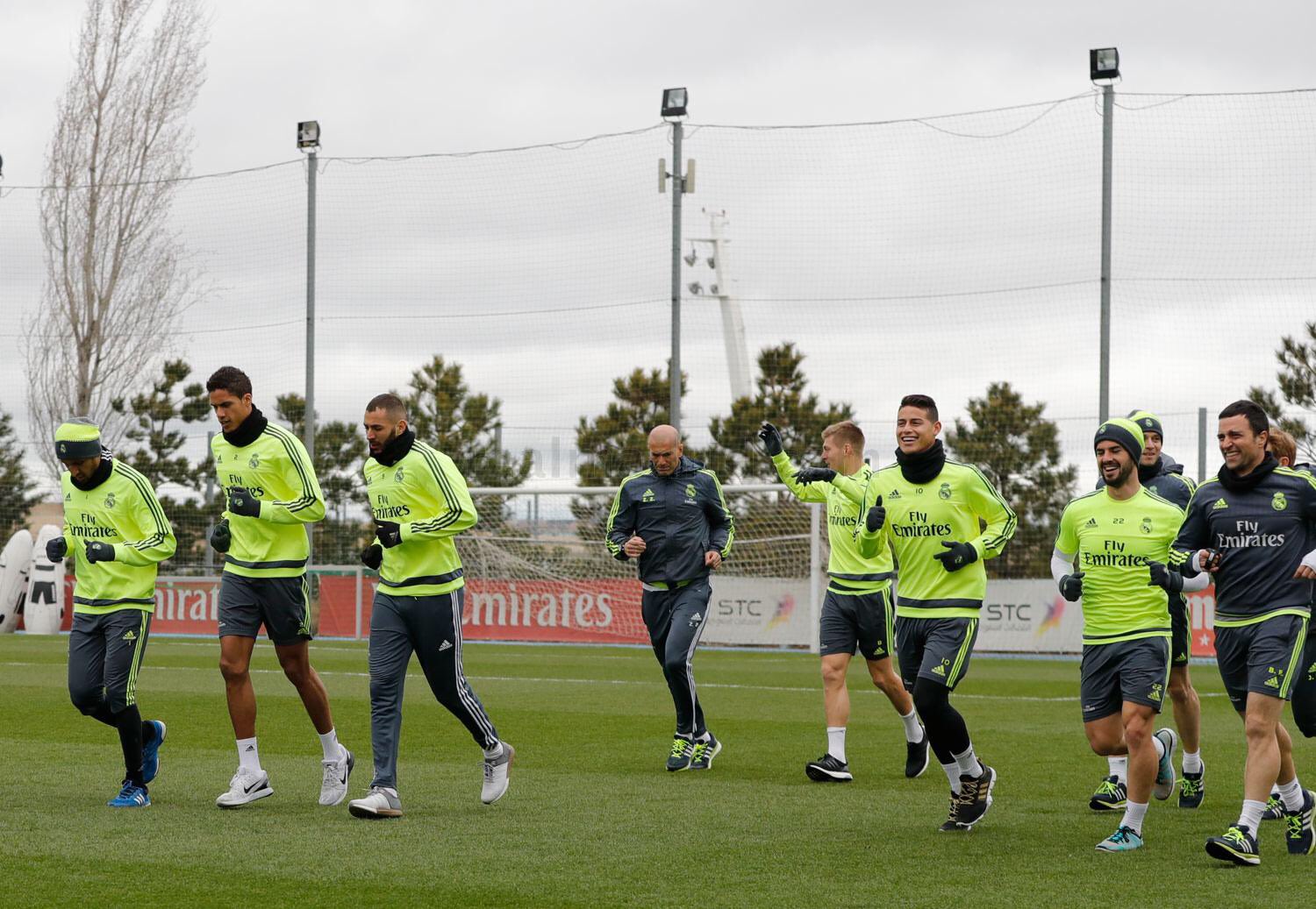 CaxXTtFWwAAQrnW.jpg:large