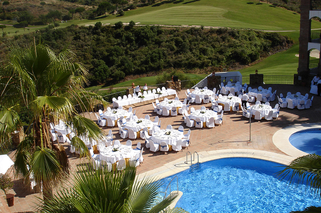 poolside-wedding-banquet.jpg