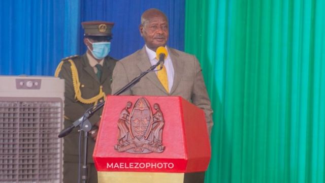 Rais Museveni akihutubia uma baada ya kutia saini mradi wa ujenzi wa bomba la mafuta kutoka Uganda hadi Tanzania