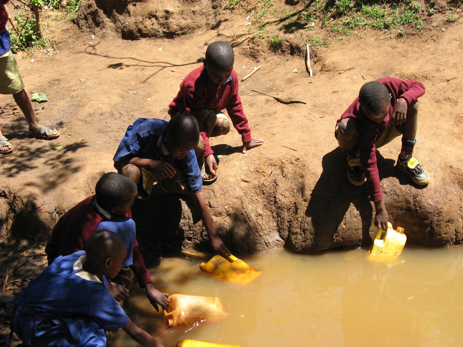 school+kids+getting+drinking+water.JPG