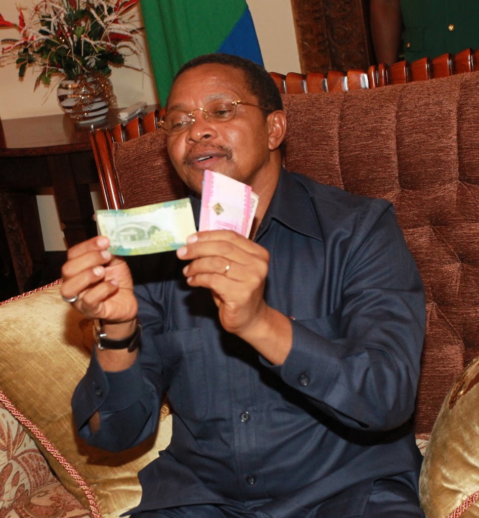 kikwete+na+noti+mpya.JPG