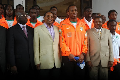 Kikwete+na+wachezaji+na+vioongozi+wa+timu+ya+Ivory+Coast.JPG