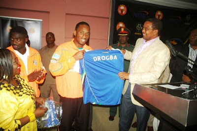 Rais+Kikwete+akimpa+jezi+ya+timu+ya+Taifa,+Didier+Drogba.JPG