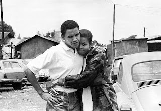 Michelle-hugs-barrack.jpg